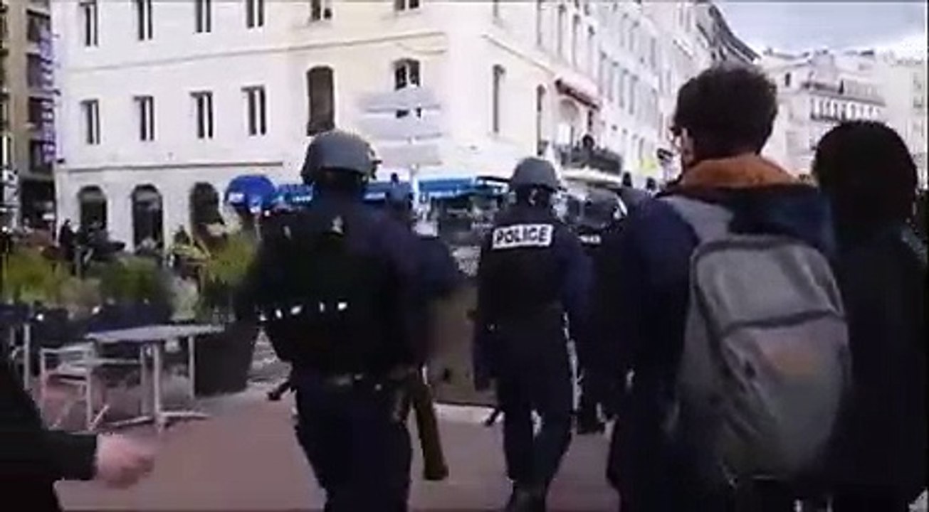 Un jeune homme joue le thème de "Darth Vader" de Star Wars alors que la police passait