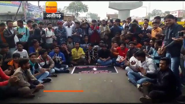 हाथरस में पाकिस्तान पर हमले की मांग पर धरने पर बैठे युवा