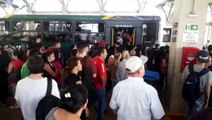 Atraso dos ônibus gera reclamação de passageiros no Terminal Leste