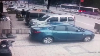 Balıkesir Halk Otobüsü ile Otomobil Çarpıştı; Sürücü Yaralandı, Babası Öldü