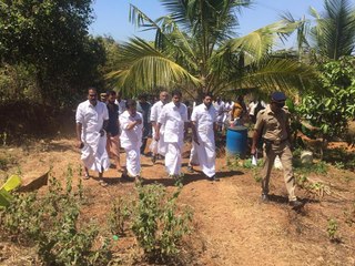 കൃപേഷിന്റെ വീട് കണ്ട് കണ്ണീരണിഞ്ഞു മുല്ലപ്പള്ളി