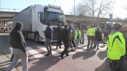 NLMK La Louvière : un camion tente de franchir le barrage dressé par les grévistes de NLMK Clabecq