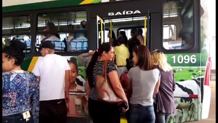 Sem conseguir ir ao trabalho, moradora volta para casa e reclama do transporte