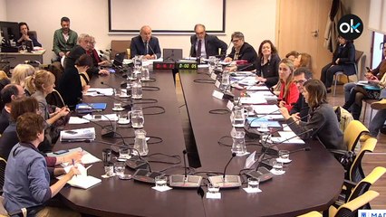 La oposición lleva magdalenas a Carmena y le piden: "Deje el nepotismo y respete la política"