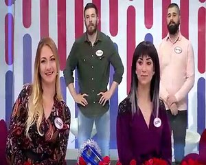 Gözleri Kapalı Bir Şekilde 12 Kadının Arasında Eşinin Elini Bilemeyen Damada Fırça Çeken Gelin