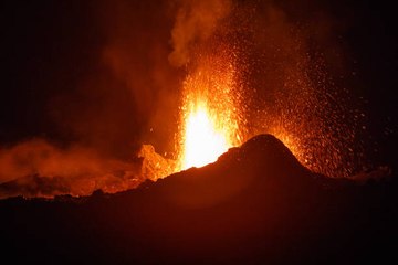 La Réunion : le Piton de la Fournaise entre en éruption