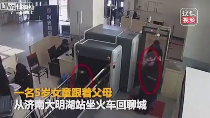 Cette petite fille de 5 ans passe par le scanner à bagages sans que ses parents s'en aperçoivent