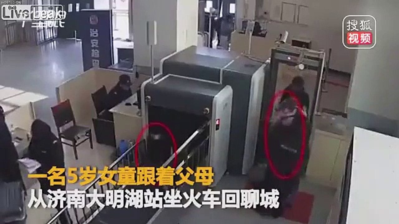 Cette petite fille de 5 ans passe par le scanner à bagages sans que ses parents s'en aperçoivent