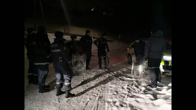 En Norvège, des policiers font de la luge sur leur bouclier antiémeute