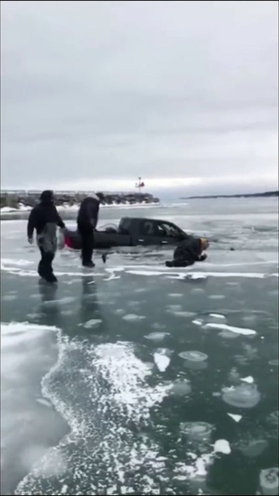 Il a planté son 4x4 dans la glace du bord de mer !