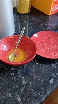 Elle trouve des vers dans le fond de sa soupe.. après l'avoir mangée !