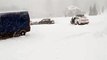 Impossible d'arrêter ces voitures glissant sur la neige le long de la montagne !