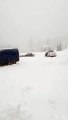 Impossible d'arrêter ces voitures glissant sur la neige le long de la montagne !