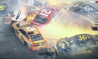 لحظة تصادم 20 سيارة خلال واحد من أكبر سباقات السيارات في العالم