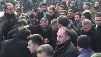 Cumhurbaşkanı Yardımcısı Oktay, Çarşı Merkezinde Esnafı Ziyaret Etti