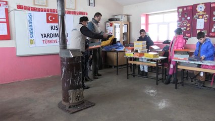 Sadakataşı Derneğinden çocukları ısıtan yardım - MUŞ