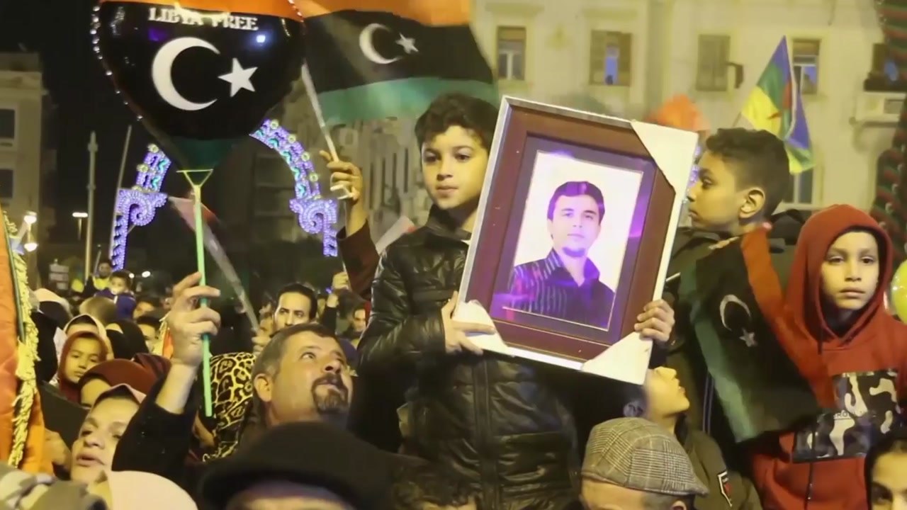 리비아 카다피 타도 시민혁명 8주년...거리에서 자축 / YTN