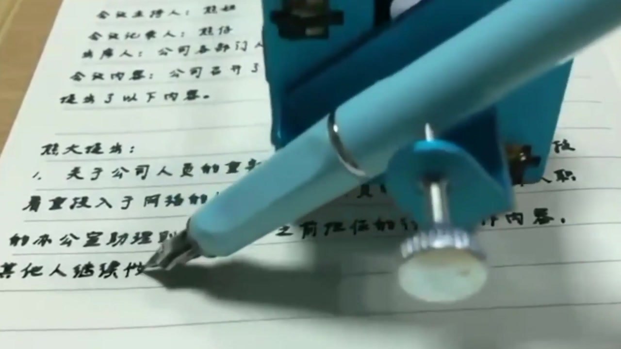中, 쓰기숙제 대신해주는 로봇 등장..."필체까지 똑같이" / YTN