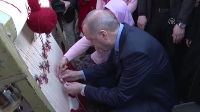 Cumhurbaşkanı Erdoğan, Türk Bayrağı Motifiyle Dokunan Bir Halıya Düğüm Attı