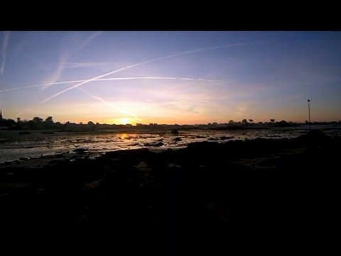 Brignogan-Plages - Finistère, - Bretagne, la plage sur un coucher de soleil .