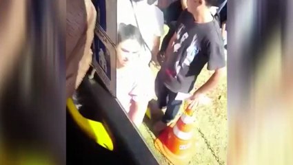 Vídeo: passageiros precisam descer e voltar para permitir desembarque de outros