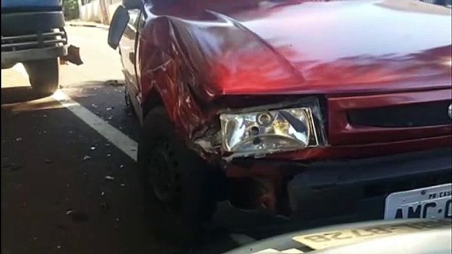 Corsa atinge lateral de Fiat Uno, que bate em caminhão estacionado no Periolo
