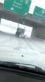 Un camion fait des drifts sur une route enneigée
