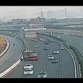 Un autocar fait demi-tour sur l'autoroute (Chine)