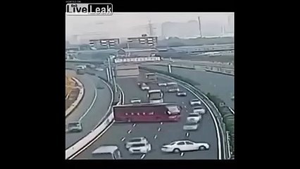 Un bus fait demi-tour en pleine autoroute