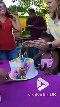 Il déclenche le canon confettis dans la mauvaise direction... FAIL