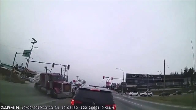 Ils voient un camion leur foncer dessus... Terrifiant