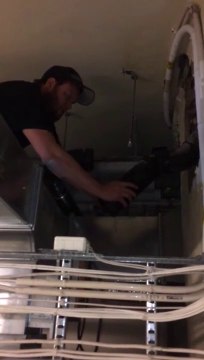 Ce pauvre plombier qui débouche un tuyau va prendre une douche bien horrible