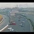 Un autocar fait demi-tour sur lautoroute (Chine)