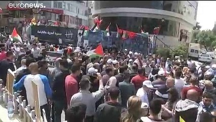 مسؤول فلسطيني يلوّح بمقاطعة البضائع الإسرائيلية رداً على اقتطاع أموال الضرائب