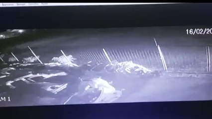 Vídeo mostra caminhão invadindo empresa após colisão com carro