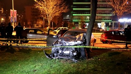 İzmir'de otomobil park halindeki araçlara çarptı: 2 yaralı