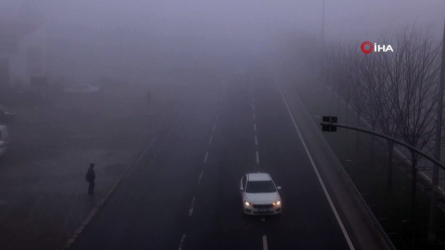 Yoğun sis, TEM’de görüş mesafesini 30 metreye kadar düşürdü