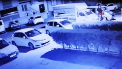 Hırsızların merdivenle eve girdikleri anlar güvenlik kamerası tarafından saniye saniye görüntülendi