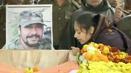 Pulwama में शहीद Major Vibhuti Dhoundiyal को अंतिम विदाई, एक साल पहले हुई थी शादी | वनइंडिया हिंदी