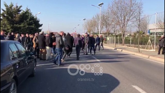 Ora News - Lezhë, banorët bllokojnë rrugën ku pritet të kalojë Rama