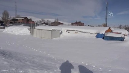 Trafik Uyarı ve Yön Tabelaları Kara Gömüldü