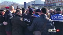 Report TV - Lezhë, protestuesit nuk pranojnë të lirojnë rrugën ku do kalojë Rama, debate me policinë
