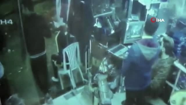 Fatih'te Bir Mağazadan Mont ve Telefon Çalan Hırsız Kamerada