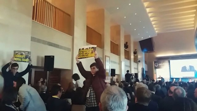 Cuelan pancartas en favor de independentistas en el World Law Congress