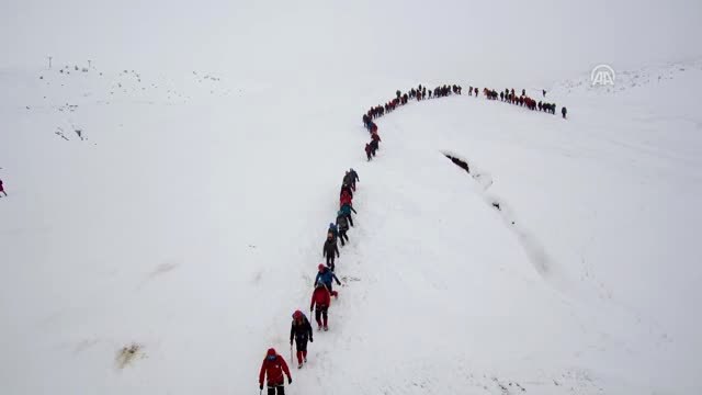 Muş'ta Zorlu Kış Şartlarında Dağcılık Eğitimi