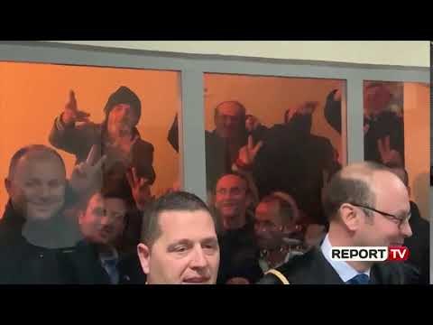 Report TV - Të arrestuarit e 16 shkurtit, protesta brenda kafazit të Gjykatës: Rama ik