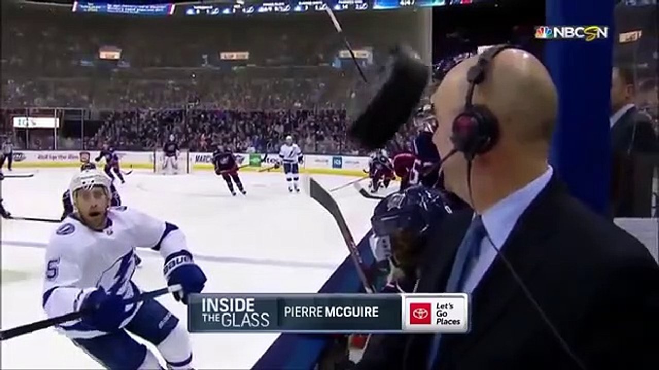 Ce commentateur est frôlé par un palet de hockey... Chanceux