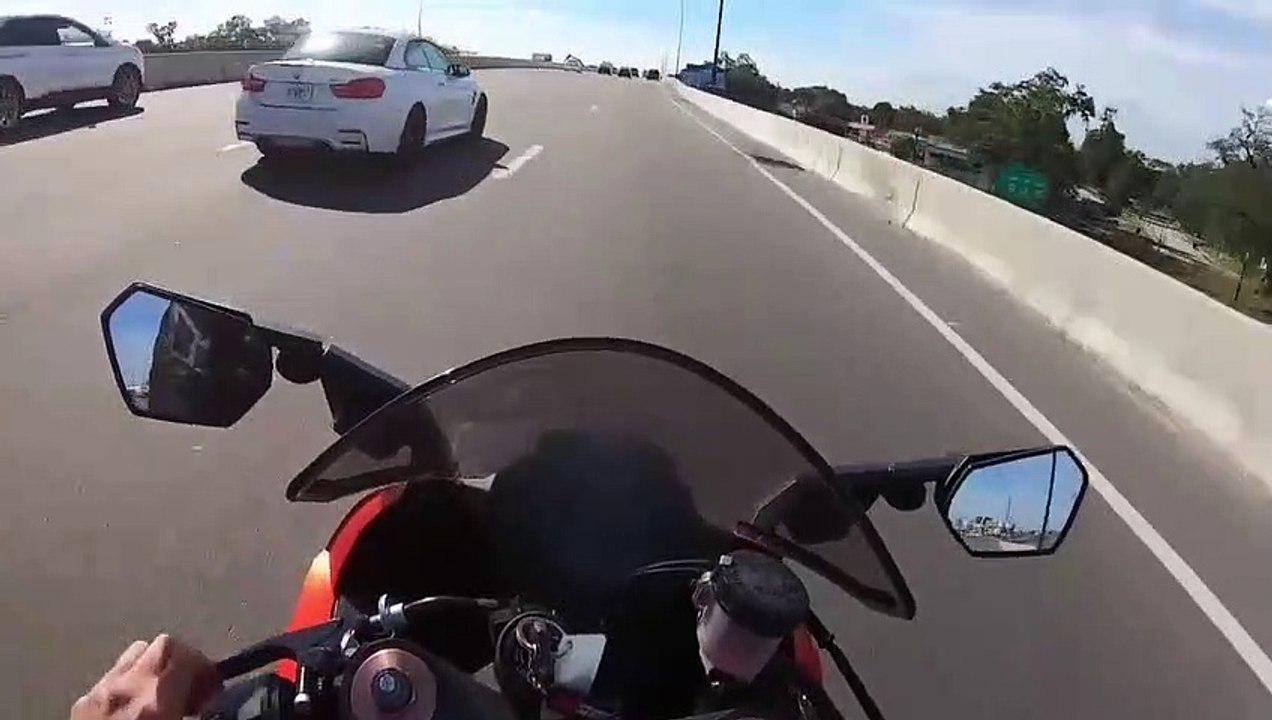 Un chauffard en BMW fini dans le décors en faisant la course avec une moto sur l'autoroute !