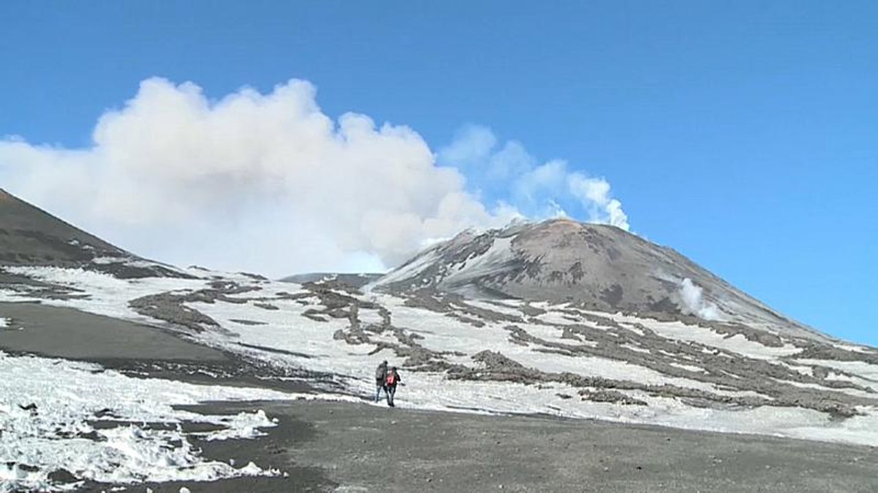 Ätna: Aschewolken über Sizilien