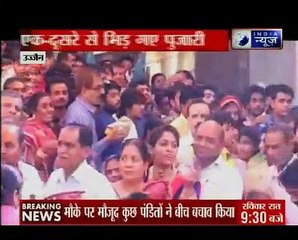 Preists brawl on eachother at Ujjain's Mahakaleshwar Temple